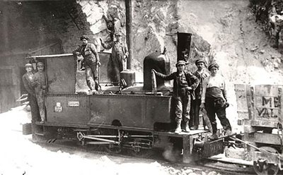 ouvrier sur l'escavatrice au tunnel du Roux, entre St-Cirgue et Montpezat en Ardéche