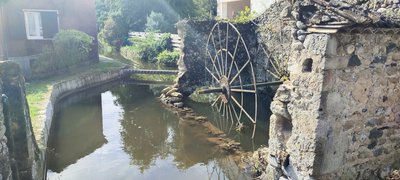 ancienne roue de moulin sur le canal de Baza