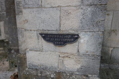 plaque témoin de crue 1890 sur l'église de Pont d'Aubenas