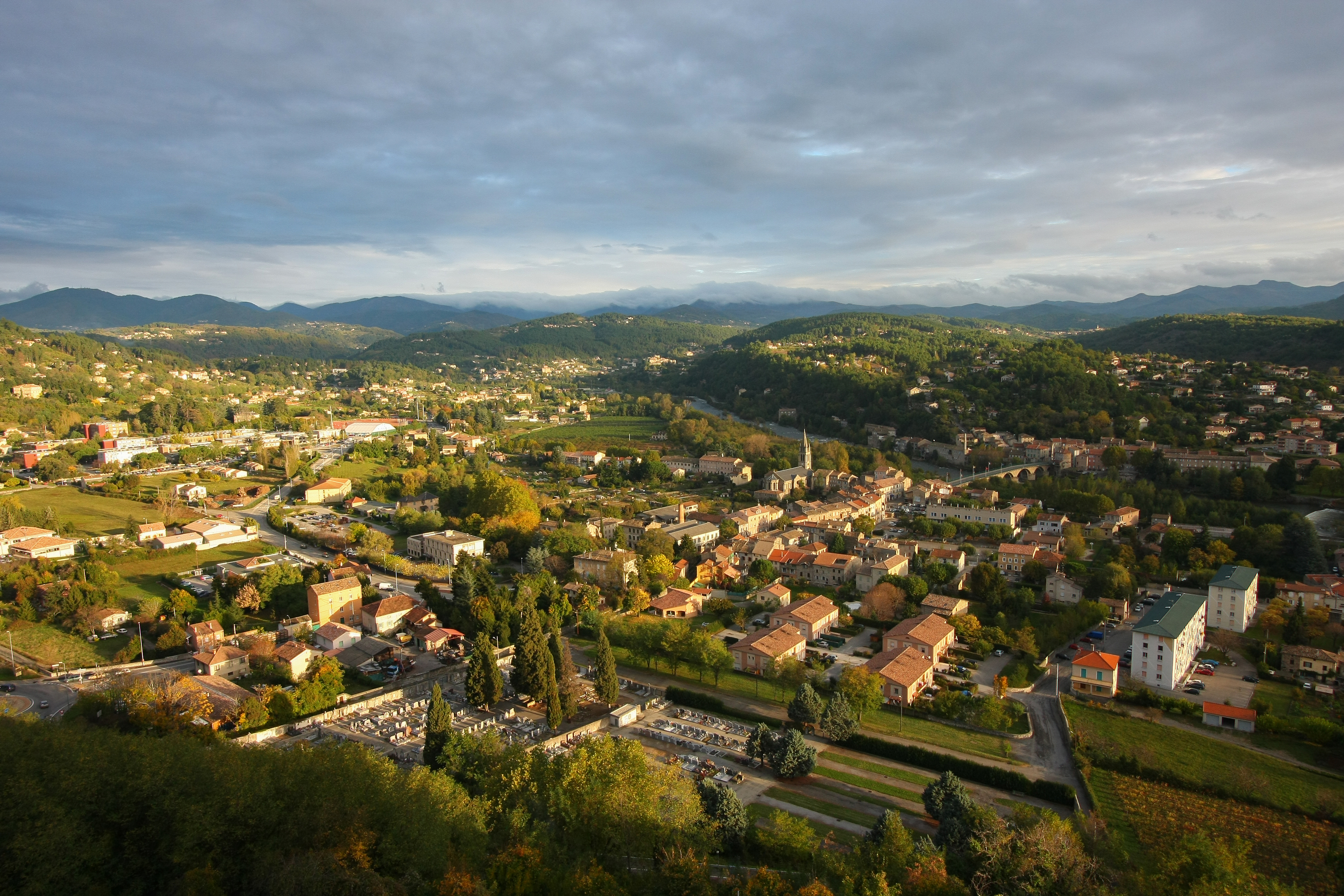 vue depuis l'Airette vers la plaine de Pont d'Aubenas et les Hautes Cevennes
