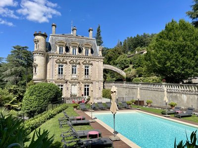 Allée sud du Château et sa piscine