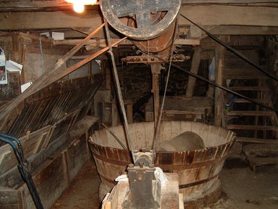 étage inférieur du moulin de Raoul avec au centre le moulatou pour la préparation de l'huile