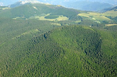 Le cratère du Suc de Bauzon vue du ciel, C. Cortial