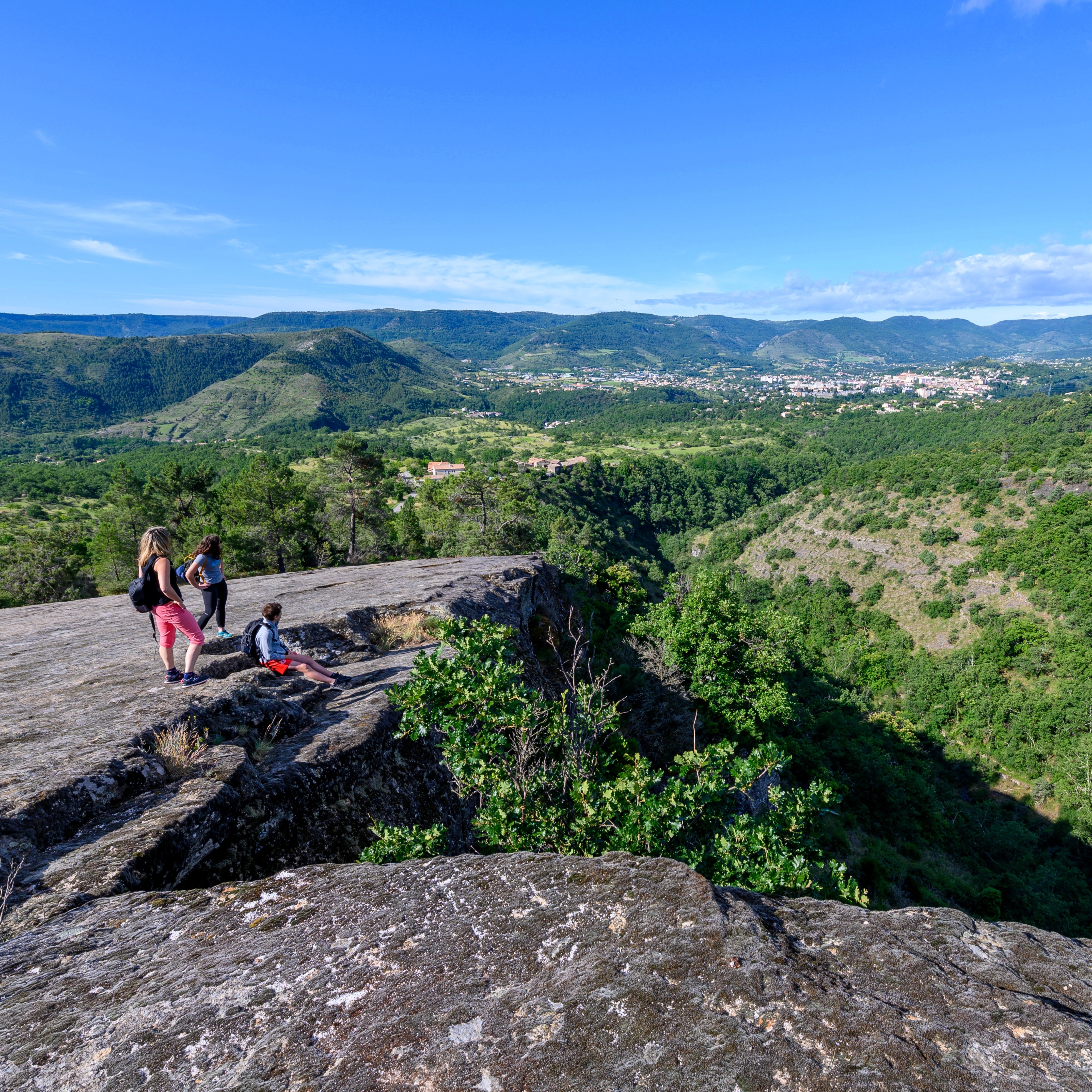 Vue sur la Vallée de l'Ouvèze et la ville de Privas depuis le site de La Jaubernie.