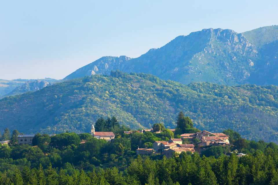 Le village vu de la route de St Cirgues de Prades