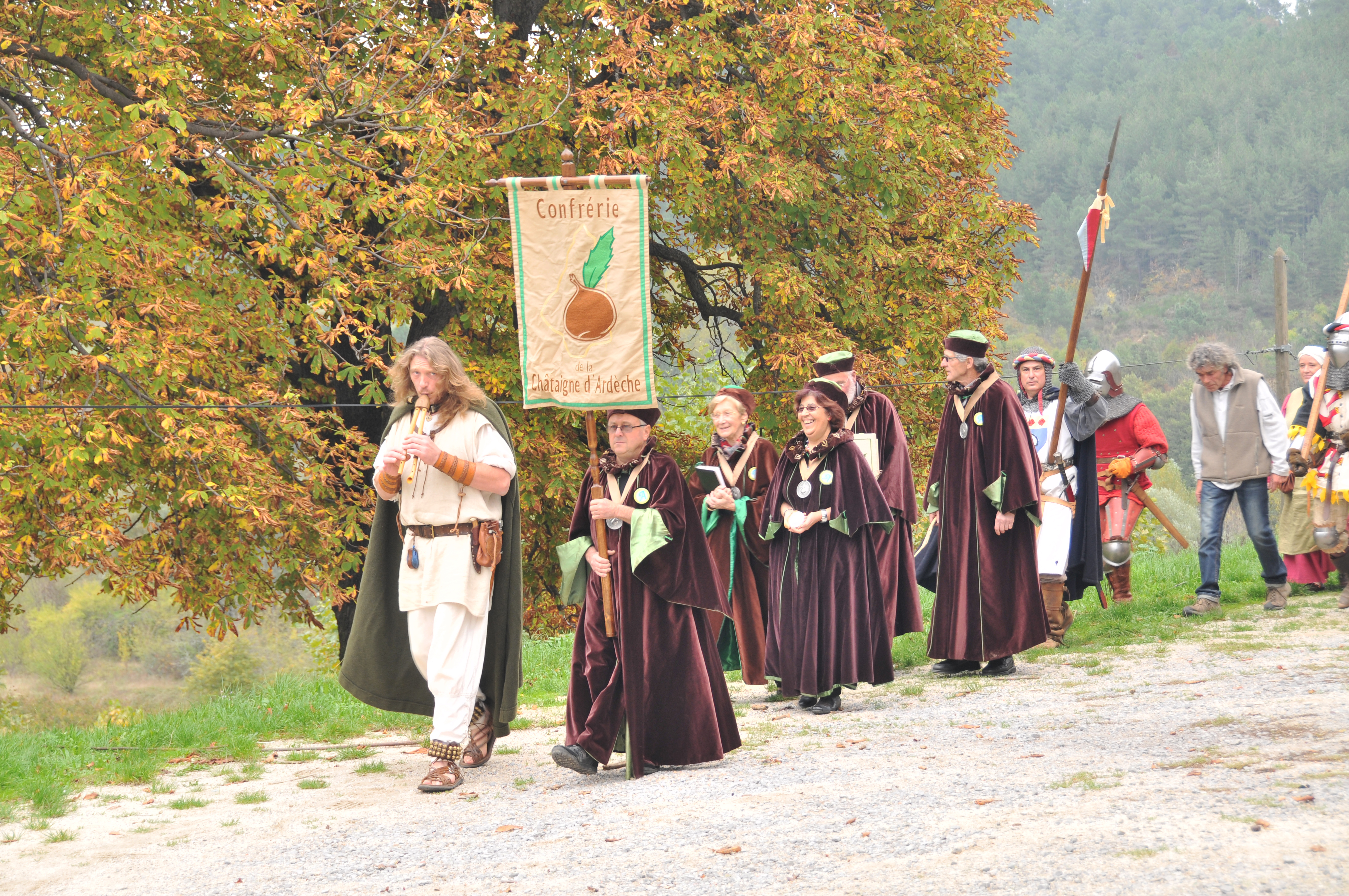 Défilé de la confrérie de la chataigne et des corbeaux de Taranis pendant la castagnade de Joannas