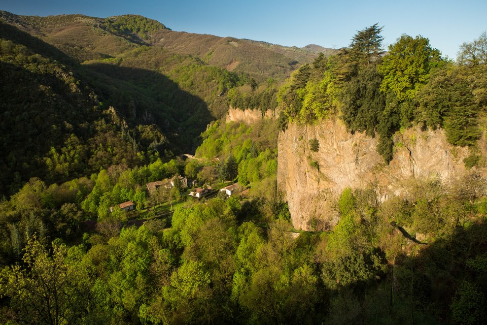 Coulée basaltique au pied du village de Thueyts