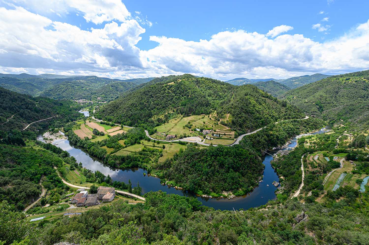 Vue depuis le belvédère de Saint-Michel-de-Chabrillanoux