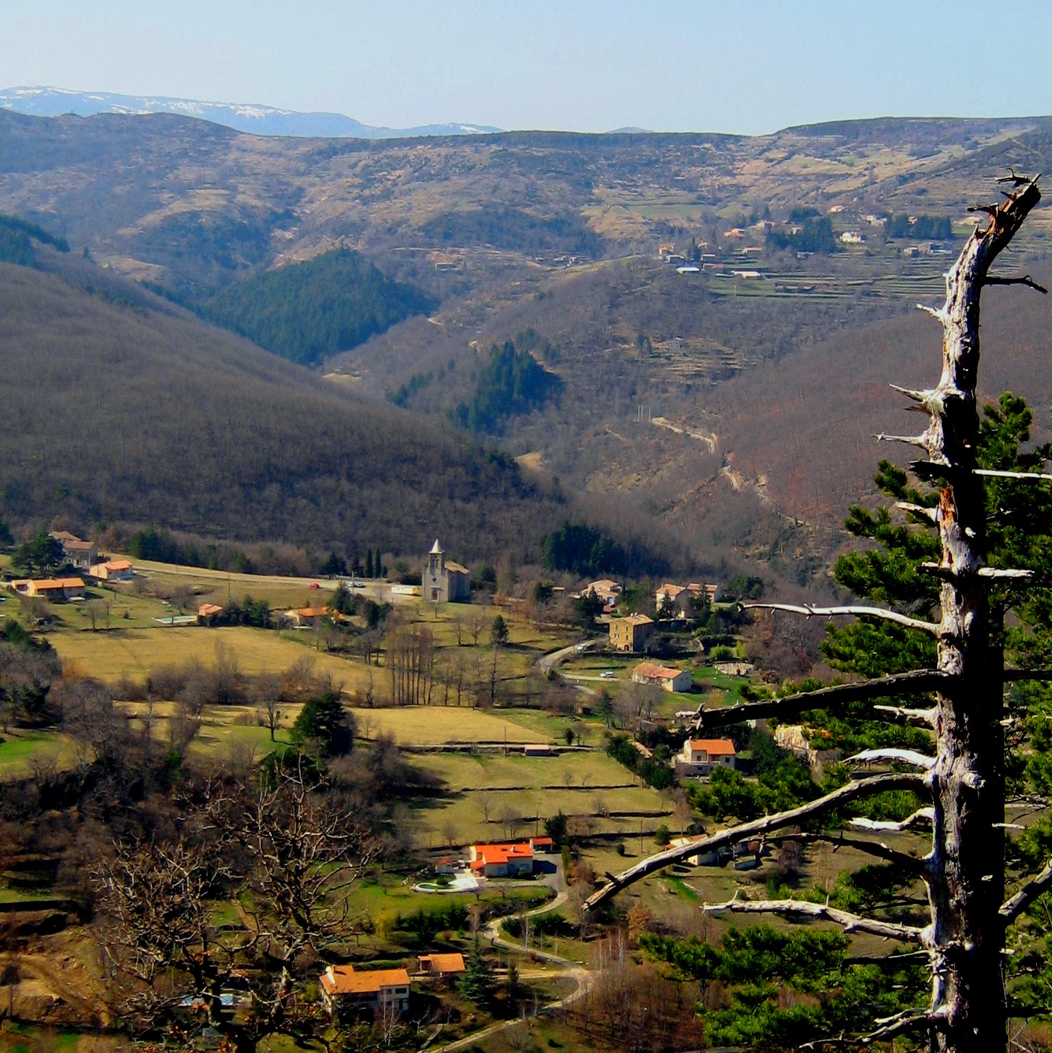 Vue sur le hameau La Croix de Lay depuis le Col du Renard