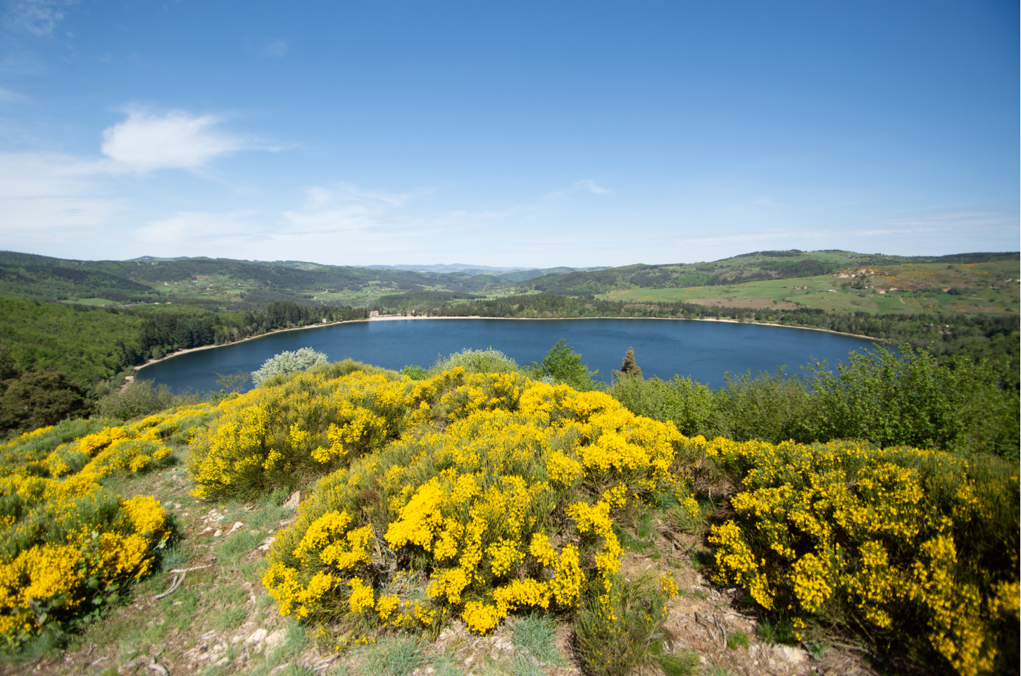 Le Lac d'Issarlès et le suc de Cherchemuse