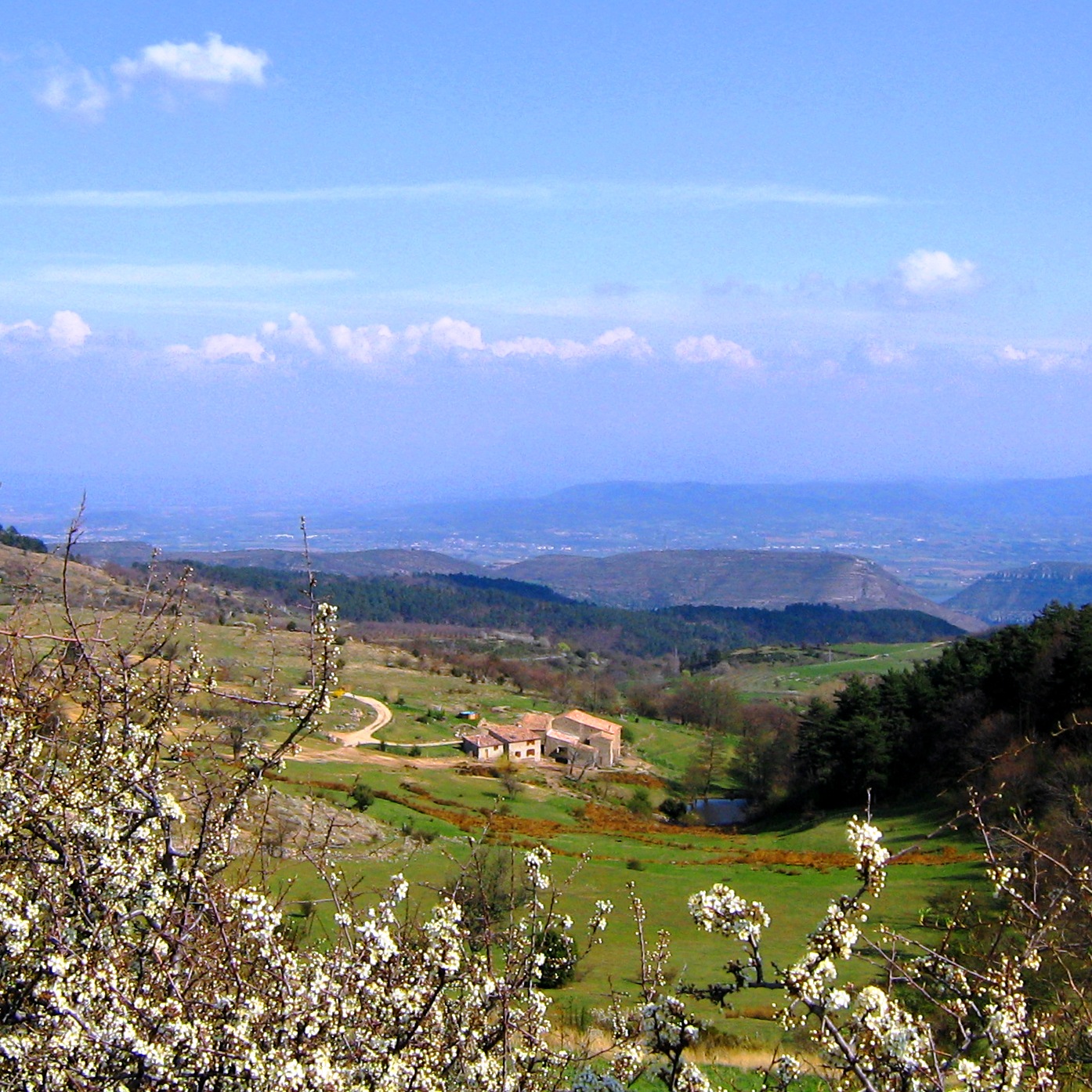 Vue sur le hameau Les Prés depuis le Col de la Croix