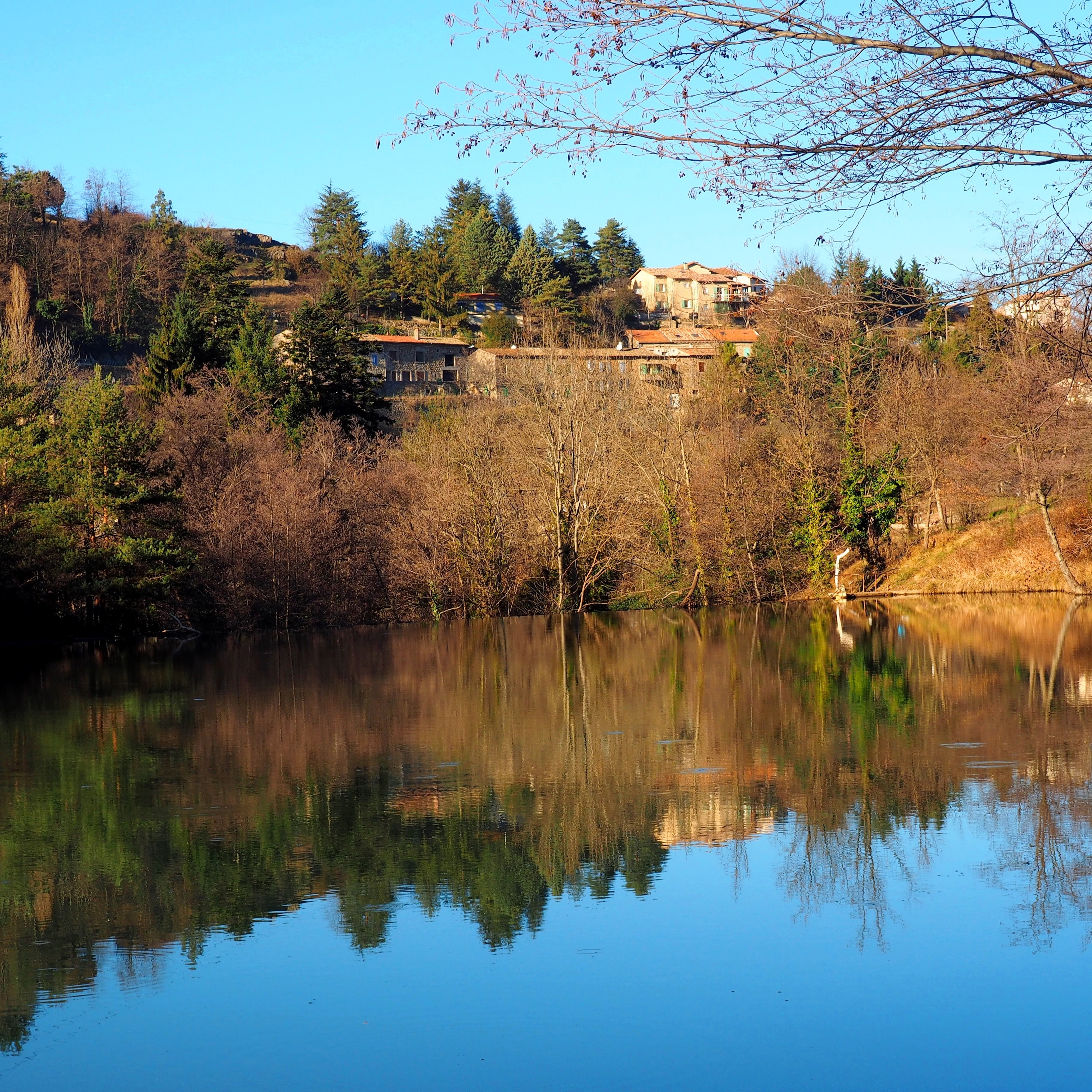 Le plan d'eau du Chambon, dans la Vallée du Boyon près du hameau Chambon de Bavas