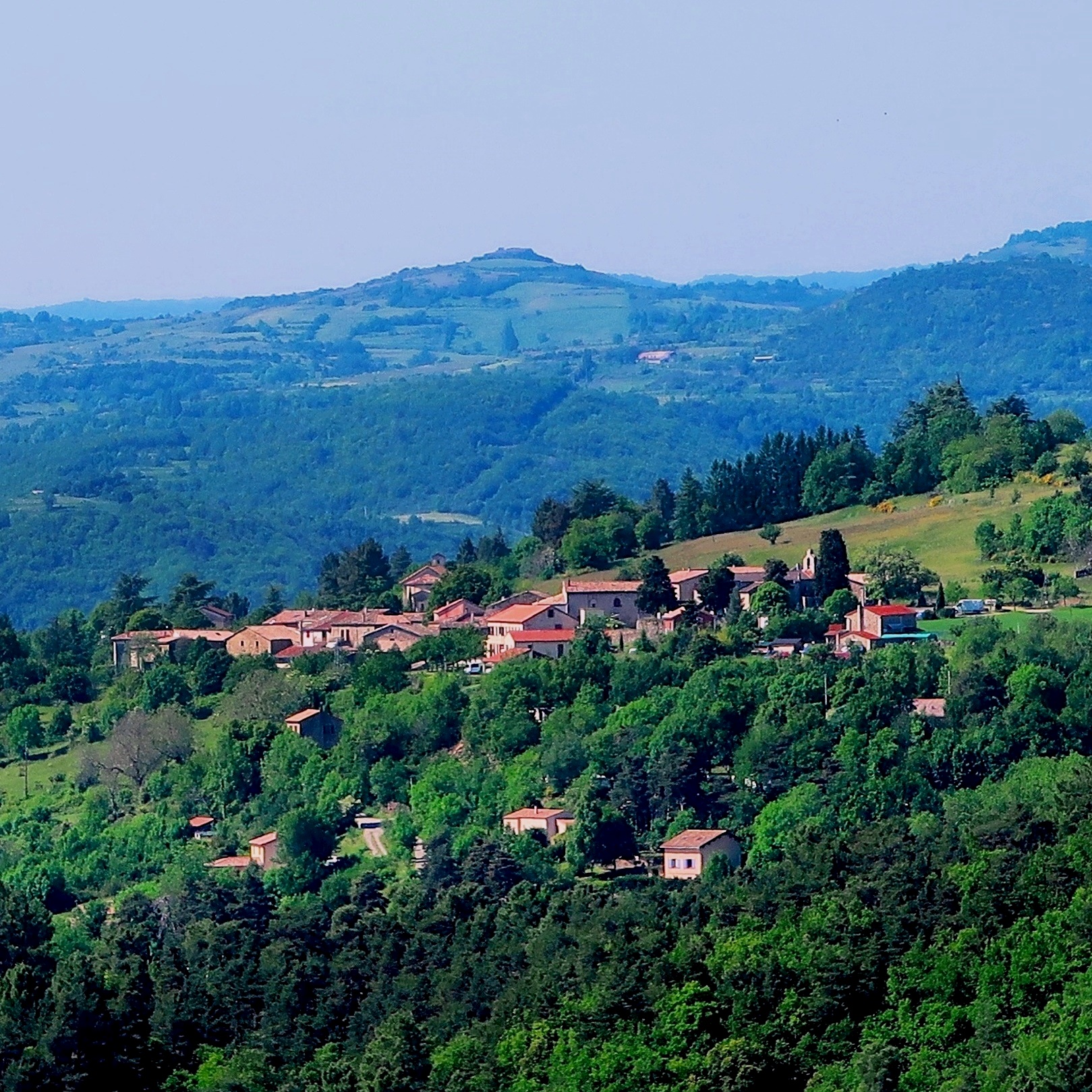 Vue sur le village de Saint-Michel-de-Chabrillanoux