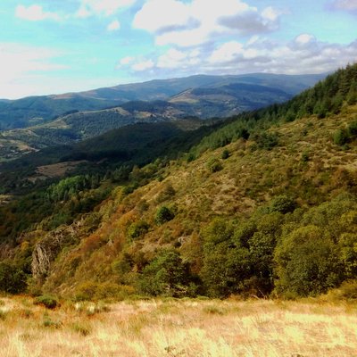 Vue panoramique sur la Vallée de la Glueyre depuis les abords du hameau Fougeyres