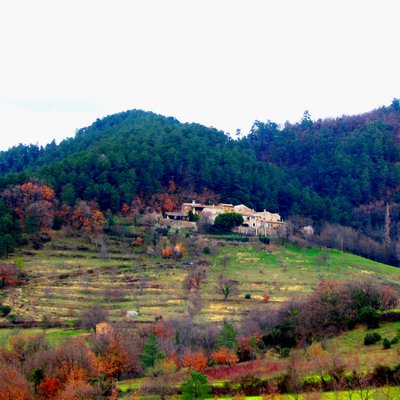 Vue sur le hameau La Garde depuis les abords du hameau Cordier