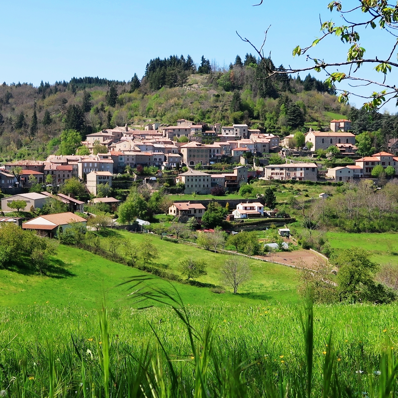 Vue sur le village de Chalencon depuis les abords du hameau Ronchevau