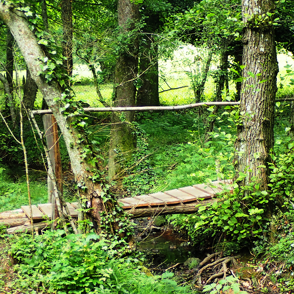 Passerelle au-dessus du ruisseau Le Charalon