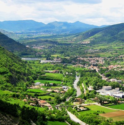 Vue sur la Vallée de l'Ouvèze et le village de Saint-Julien-en-Saint-Alban depuis le sommet du Serre du Gouvernement