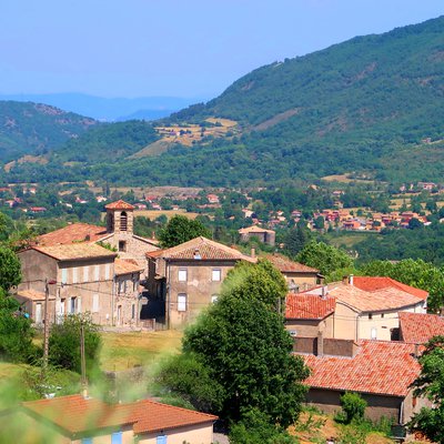 Vue sur le village de Saint-Priest depuis la Route de Serre Mercier