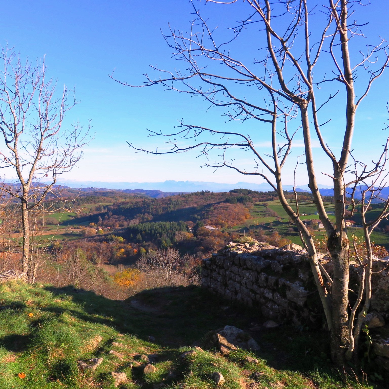 Vue panoramique depuis les hauteurs du village de Chalencon