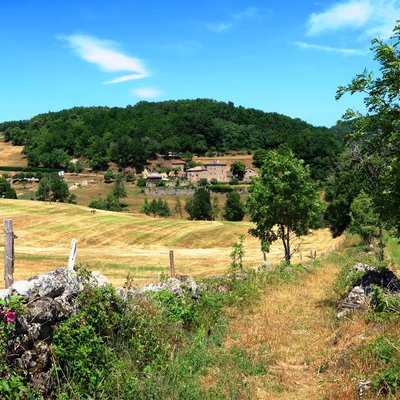 Sur le sentier aux abords du hameau Saigne-Brus