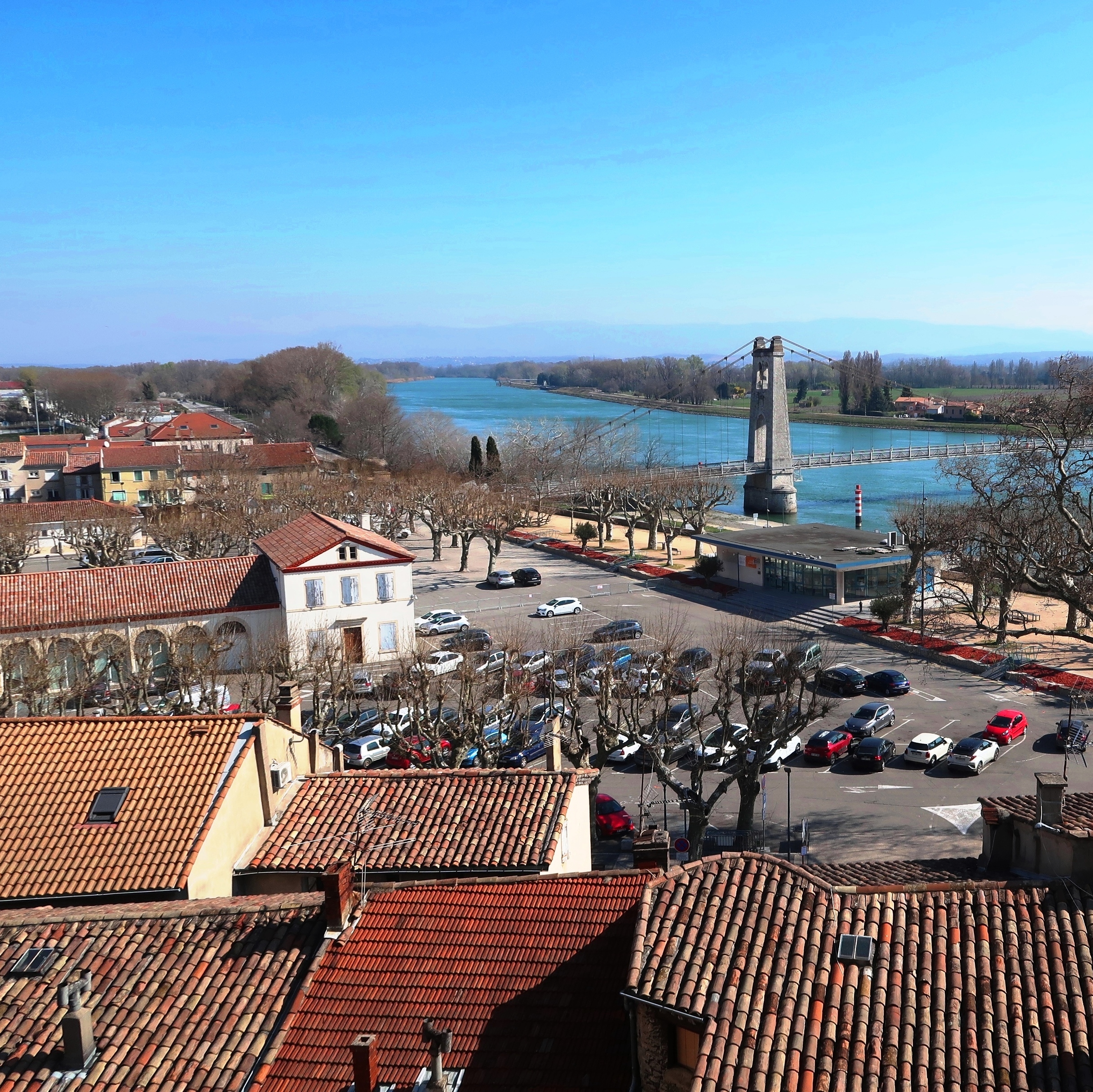 Vue sur le fleuve Le Rhône depuis les hauteurs du vieux village de La Voulte-sur-Rhône