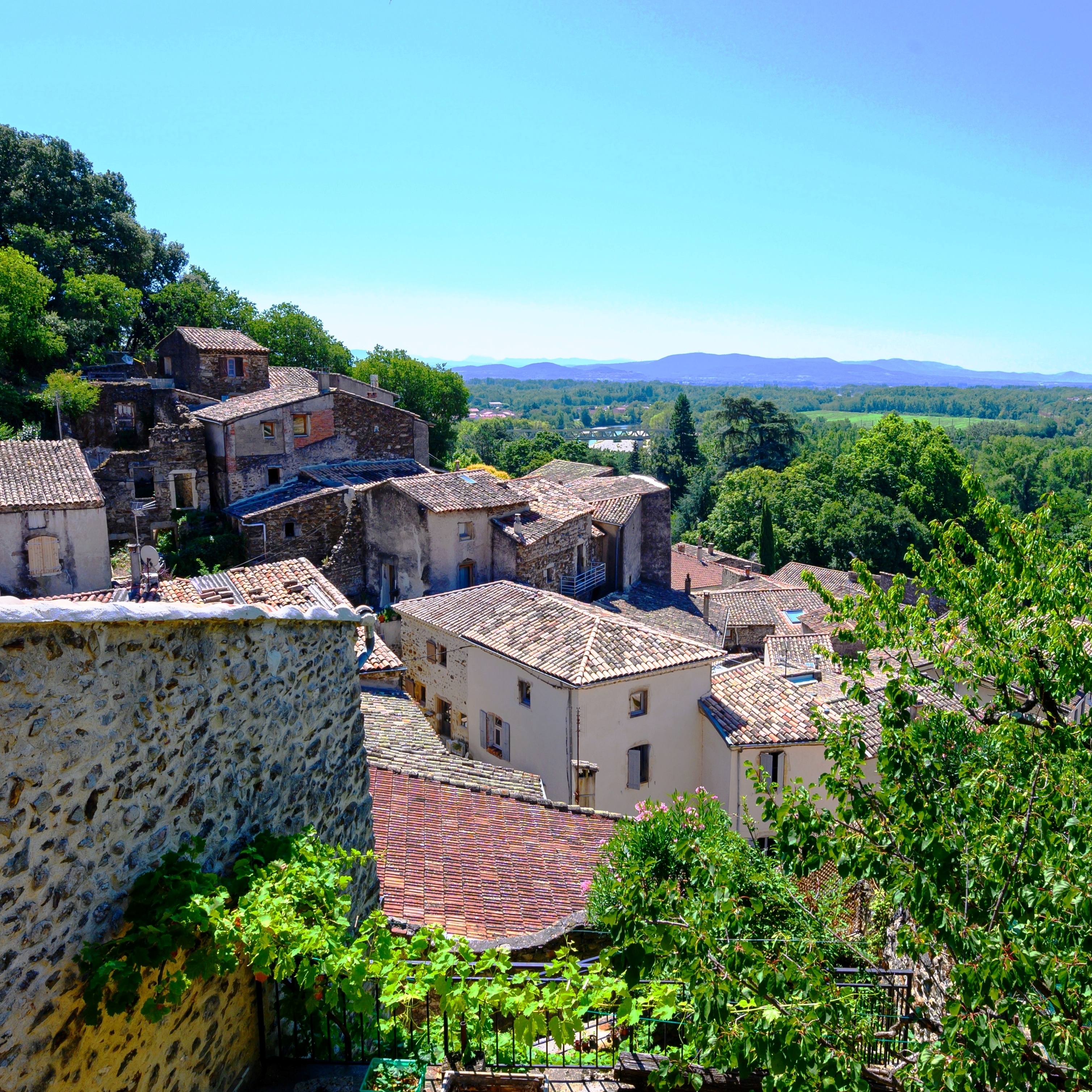 Vue sur le village médiéval de Beauchastel