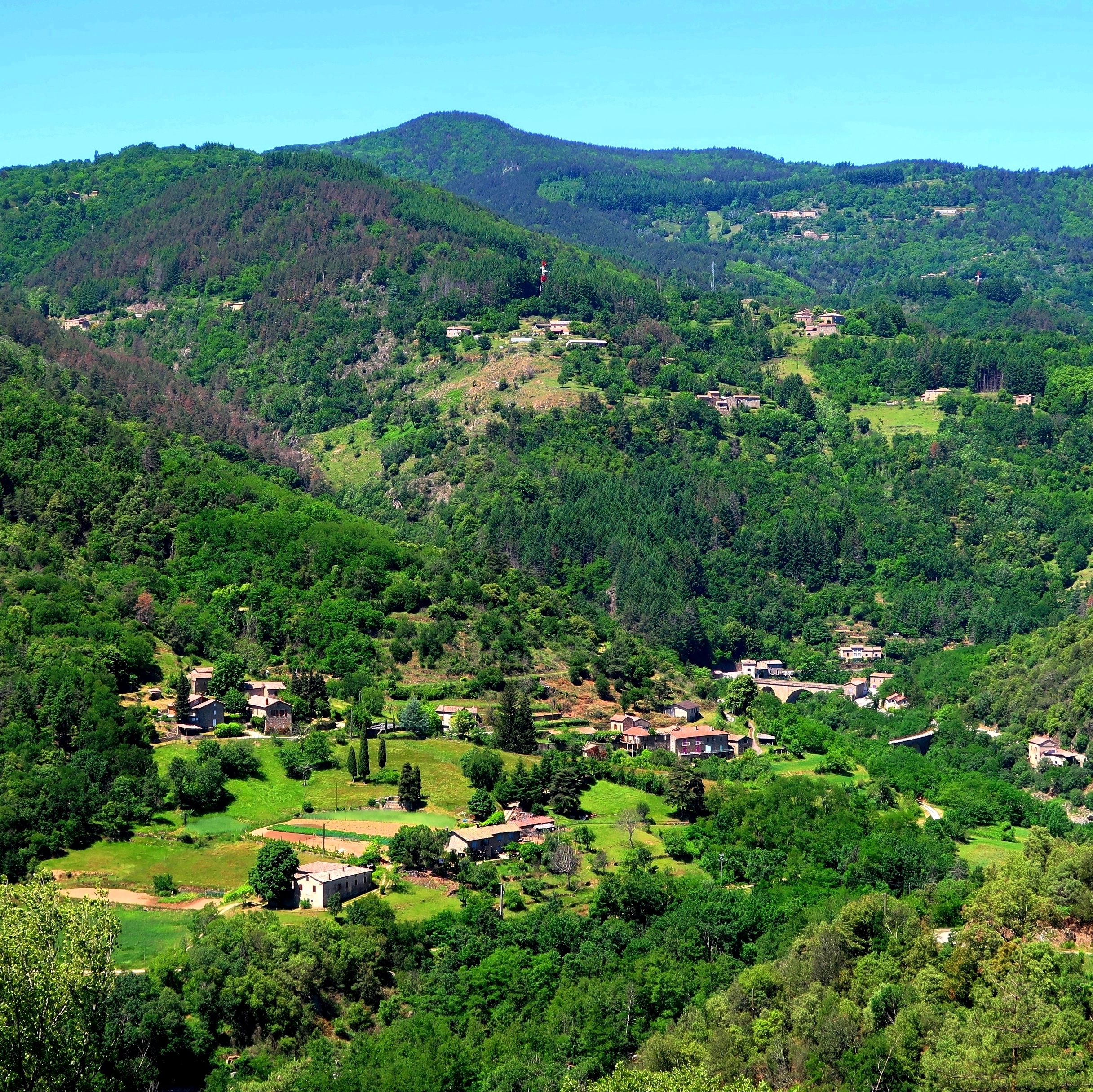 Vue sur la Vallée de l'Eyrieux depuis les abords du hameau Béranger)