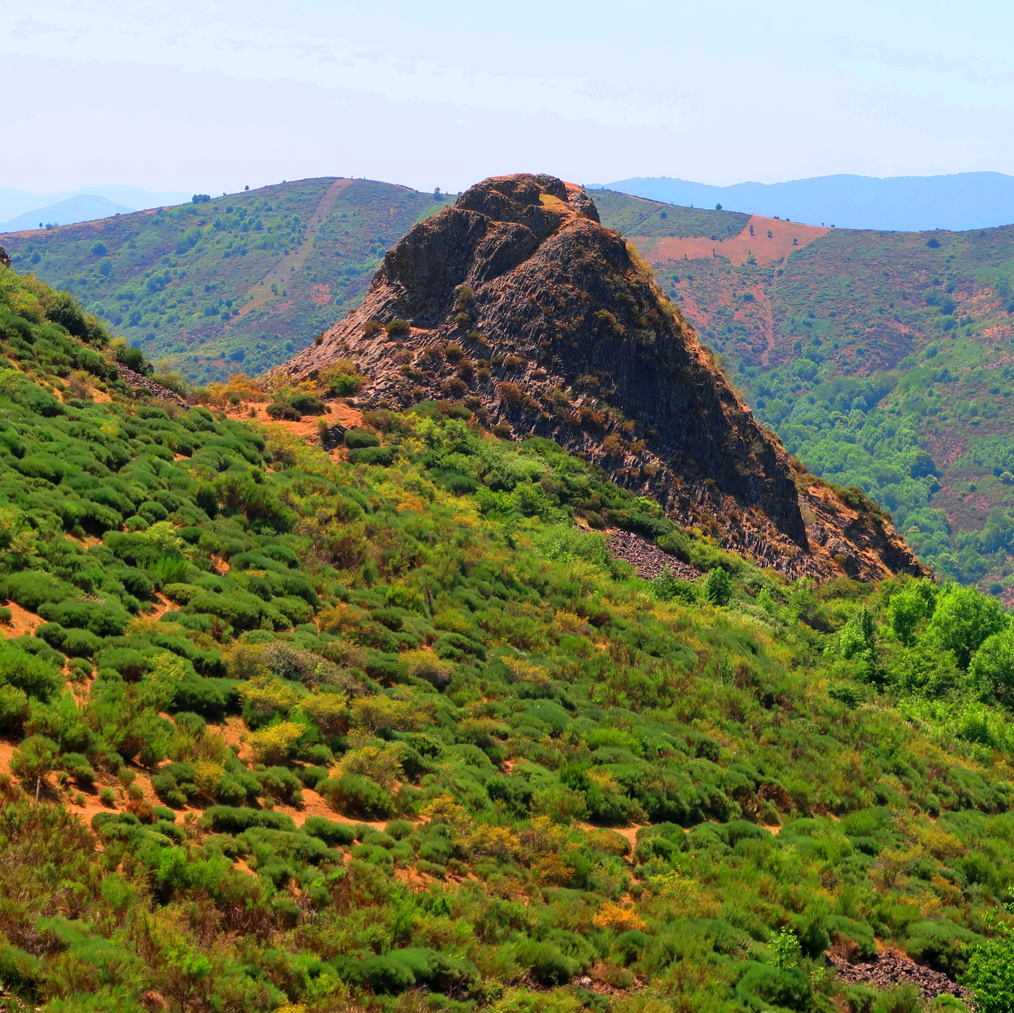 Vue sur le neck "Le Château" depuis les abords du Col de Sarrasset