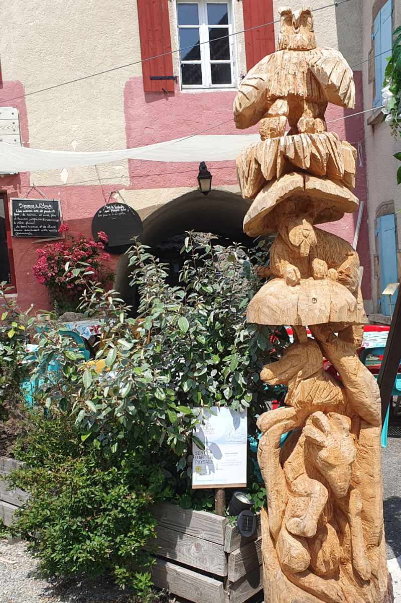 Le Totem Fabien GRENIER Bois de cèdre "Maitre Hibou sur son champignon perché, regardait Maître renard"