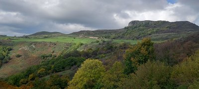 Le Rocher de Gourdon, vestige d'une coulée basaltique perchée