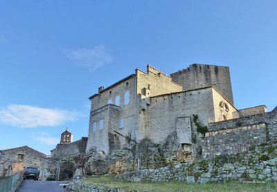Vue sur le château de Tauriers et le village