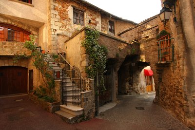 Rue et porte du village fortifié de Vinezac