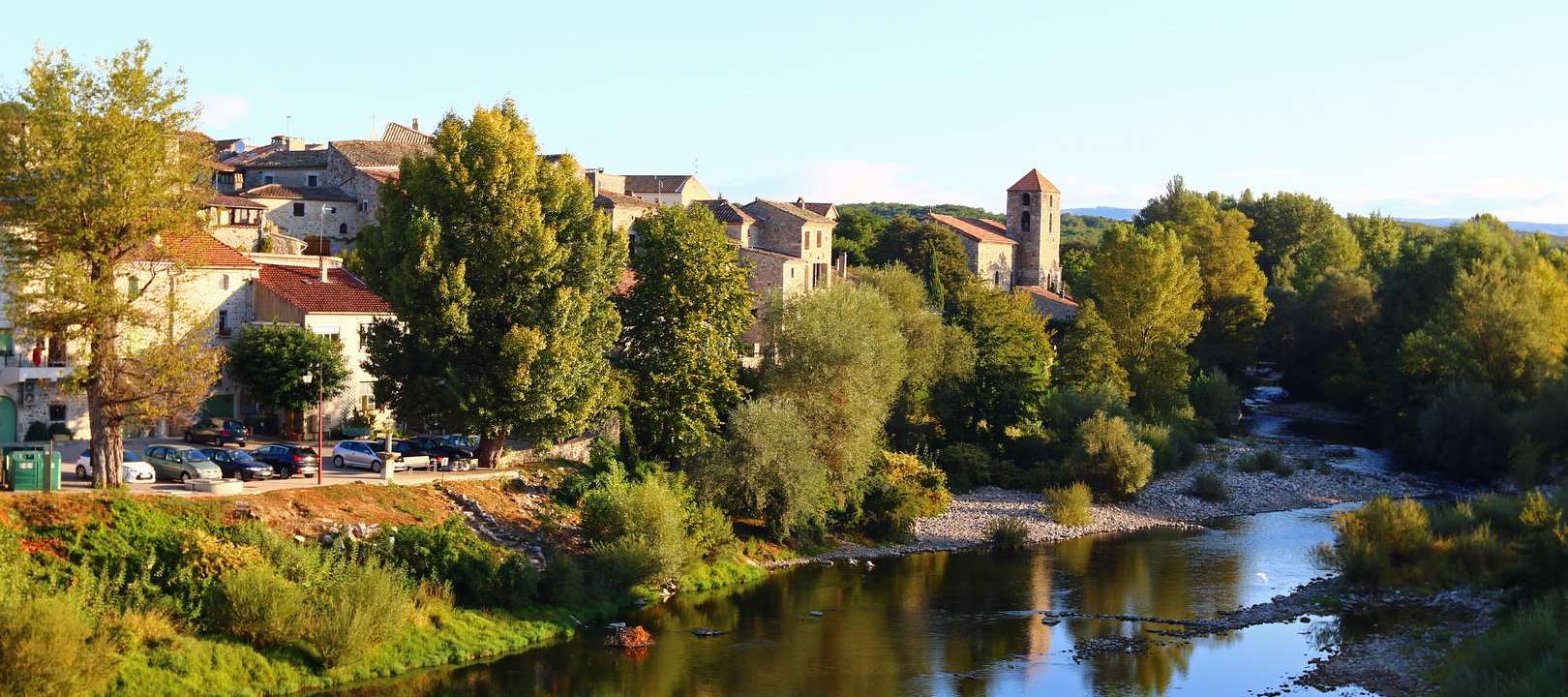 Vue du pont de Balazuc vers le village