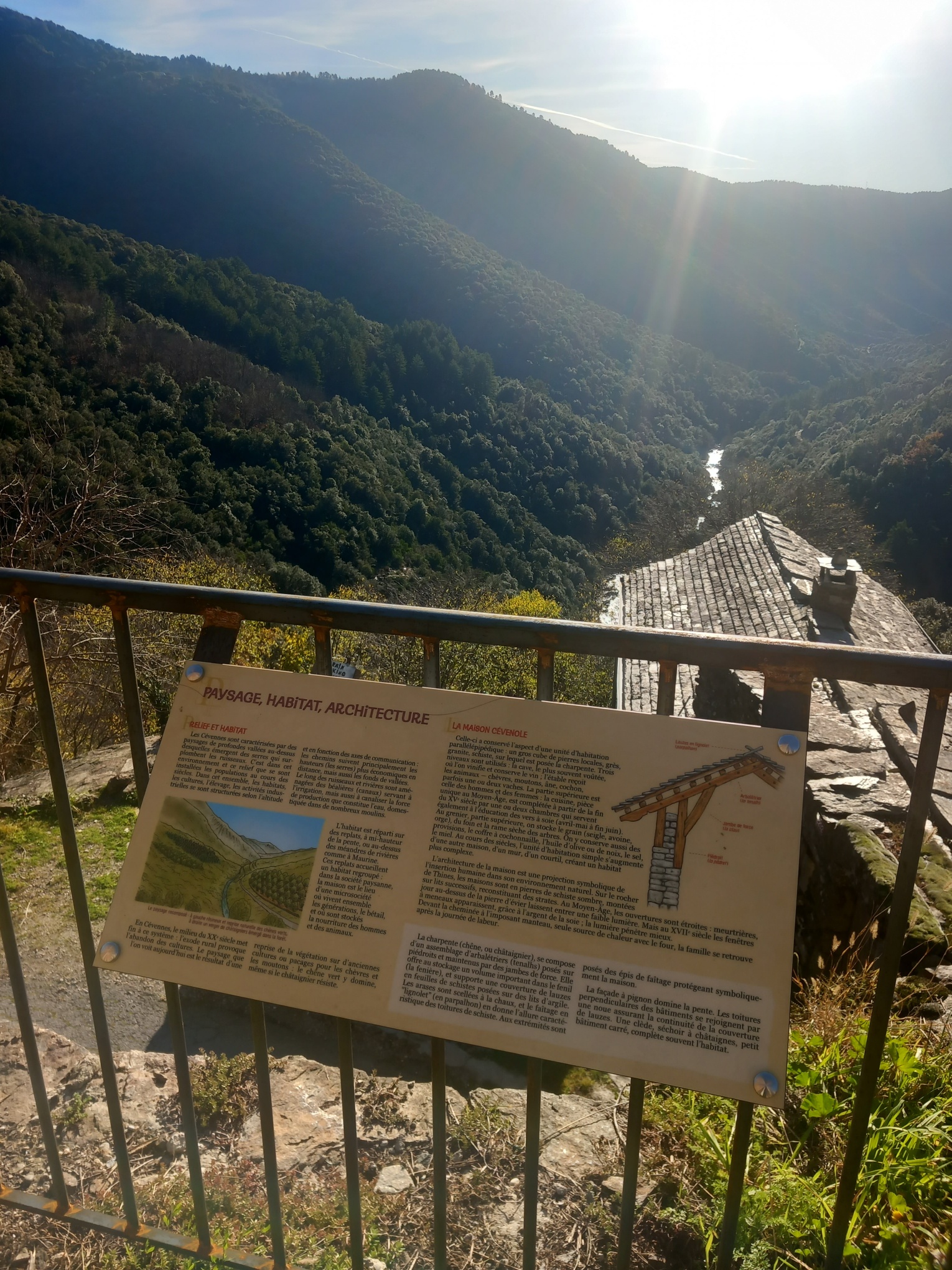 Table d'interprétation face au paysage