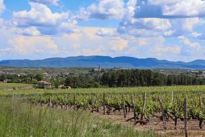 Vue sur le village de Lablachère