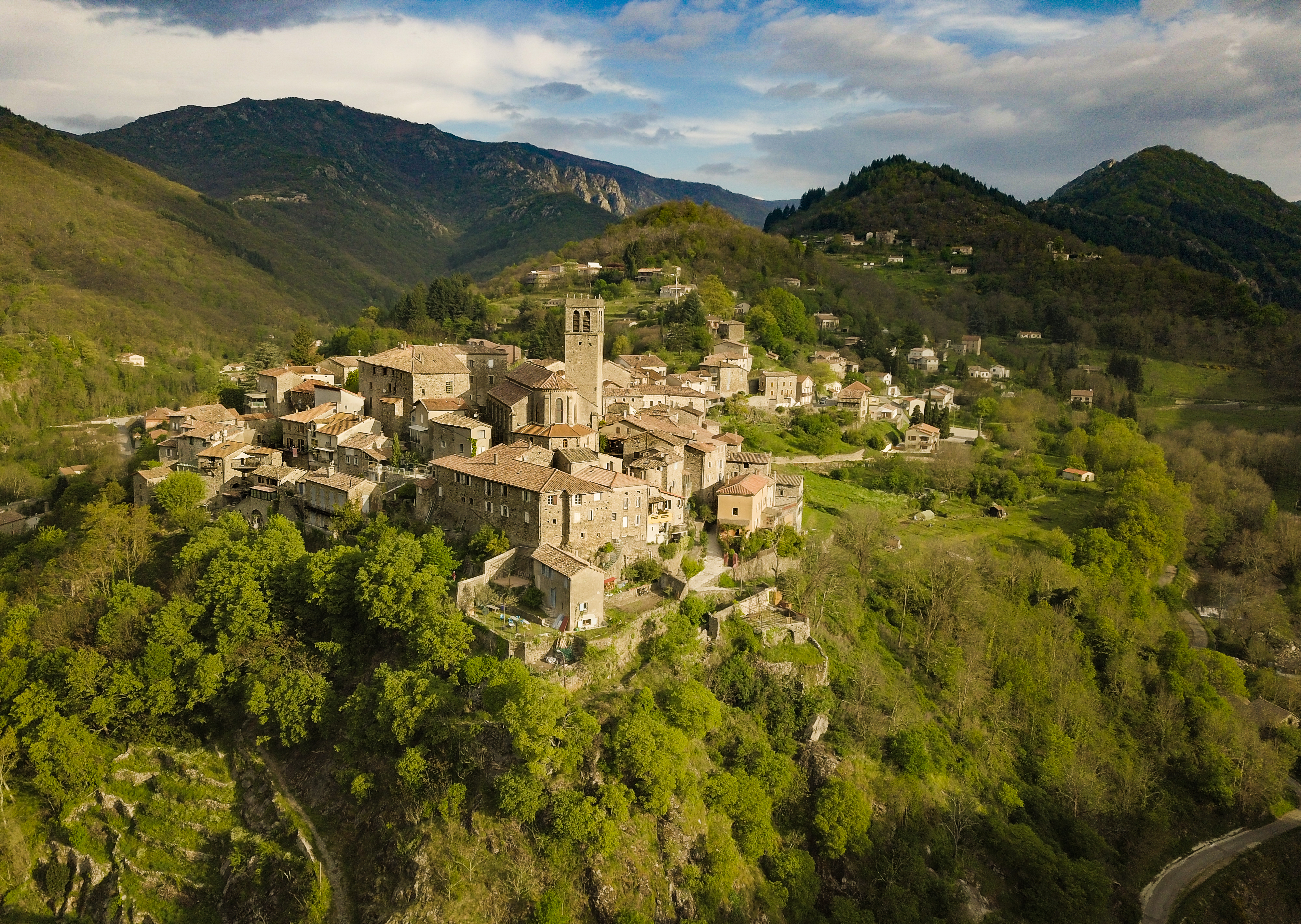 Le village d'Antraigues-sur-Volane et ses vallées