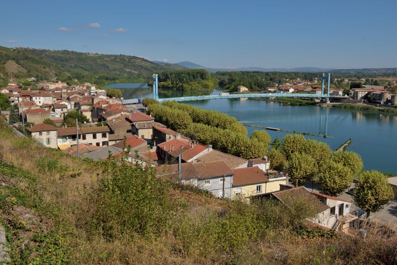 Vue sur Serrières et son pont bleu