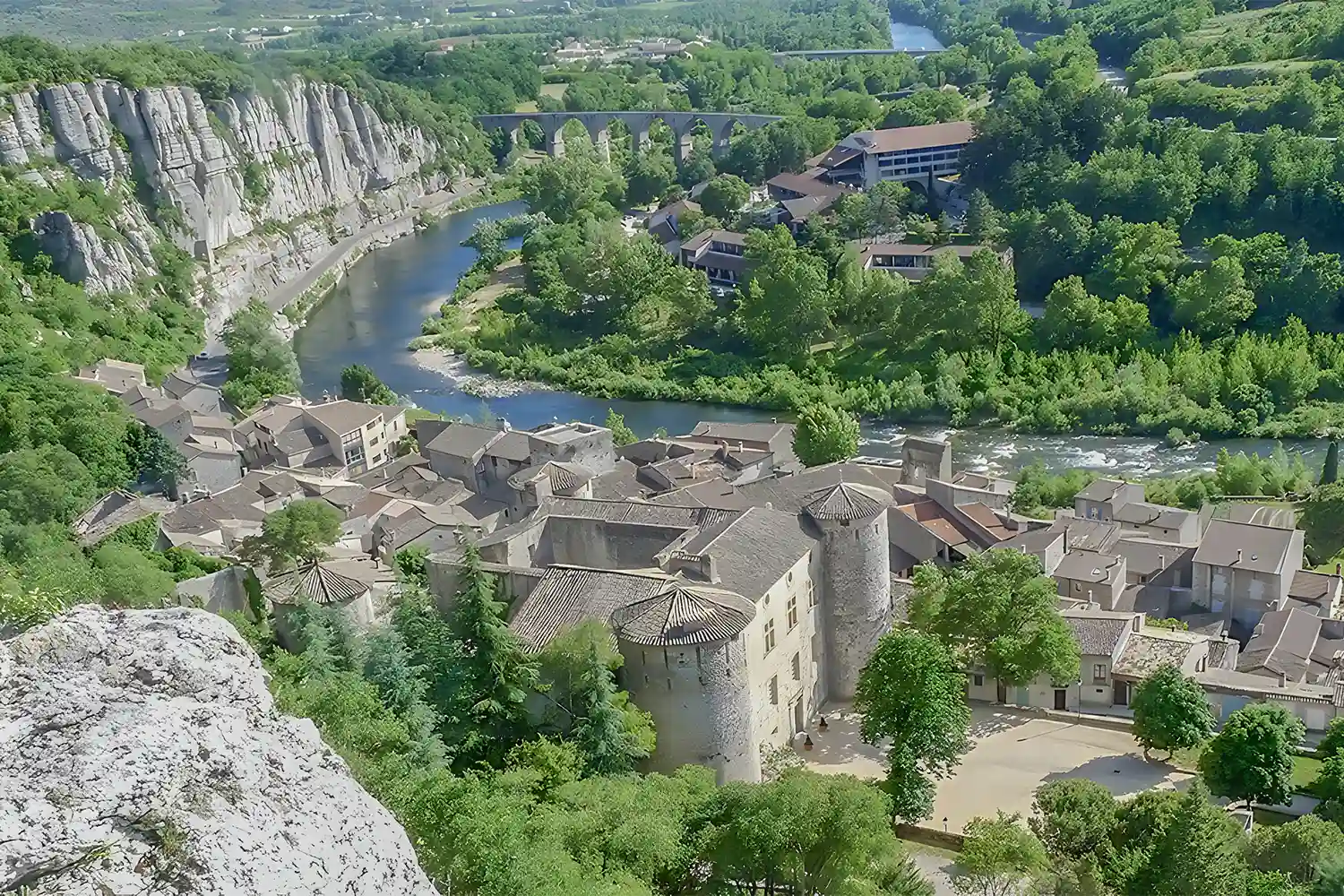 Vue plongeante sur le château de Vogüé et le village
