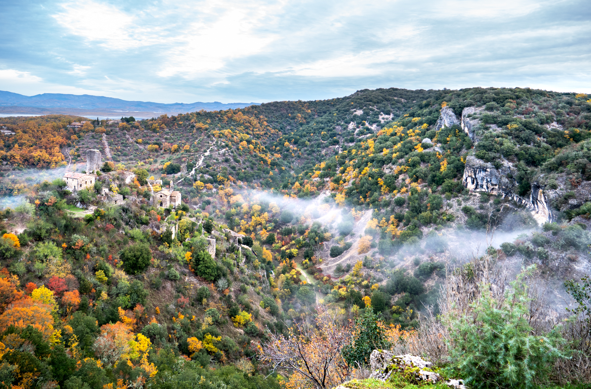 Rochecolombe vu du chemin au-dessus de la cascade