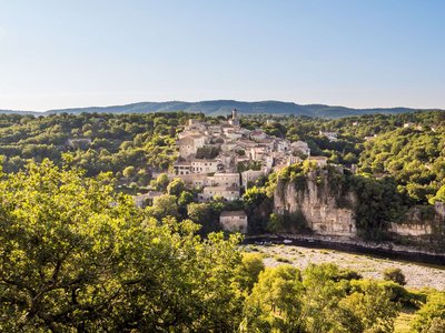 Vue du pont de Balazuc vers le village