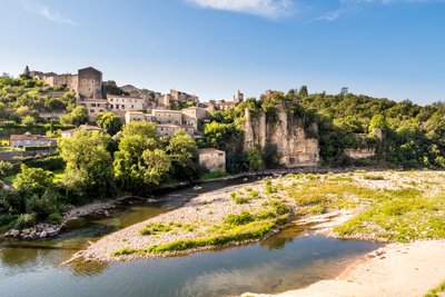 Vue du pont de Balazuc vers le village