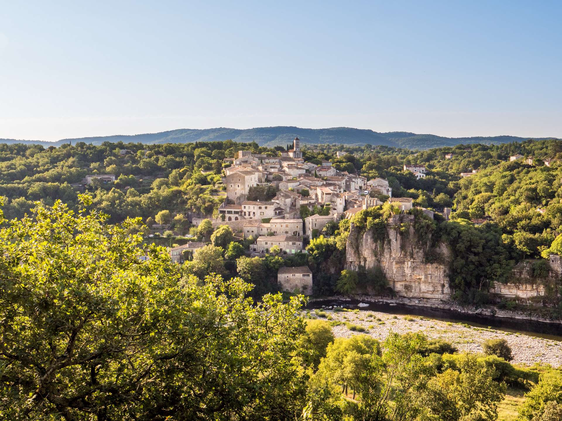 Vue du pont de Balazuc vers le village