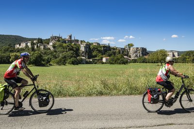 Viviers vu de la rive du Rhône