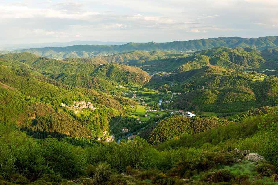 Le village de Chirols et la vallée de la Fontaulière depuis les hauteurs